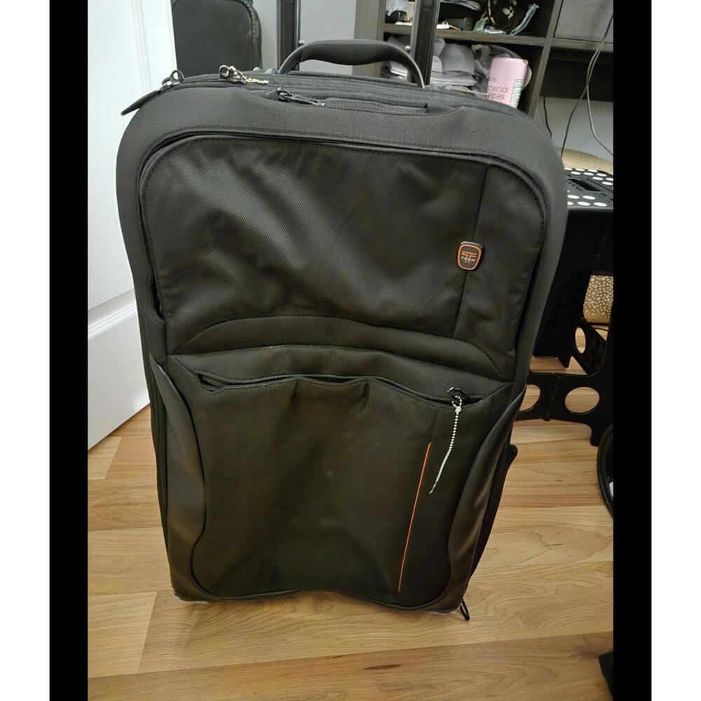 Tumi T-Tech Move 5622D garment bag lug***e, which functions as a 22"